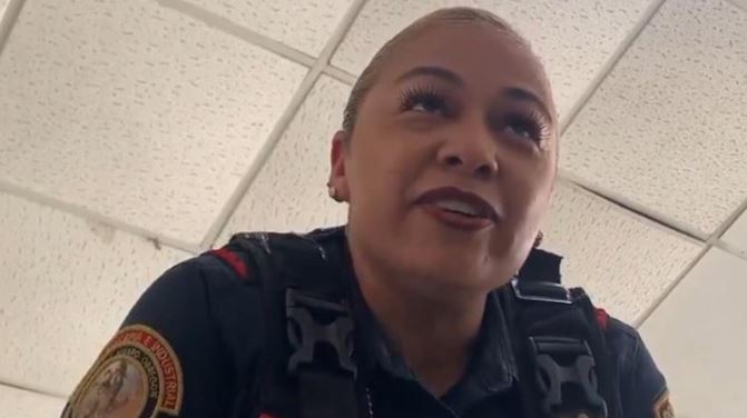 (VIDEO ) CDMX: Mujer policía violenta a joven detenido que quería ir al baño