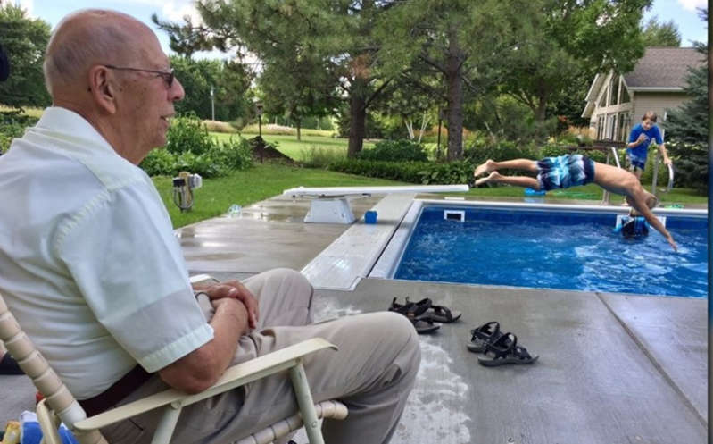 Abuelito construye piscina a niños de su vecindad para superar la muerte de su esposa