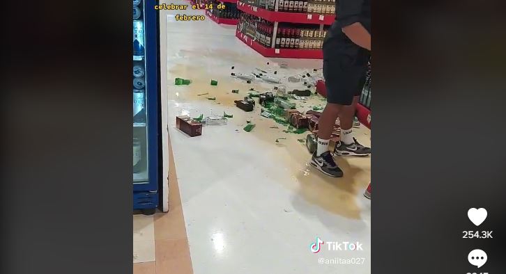 (VÍDEO) Q. Roo: Por accidente clientes rompen decenas de botellas de alcohol en super