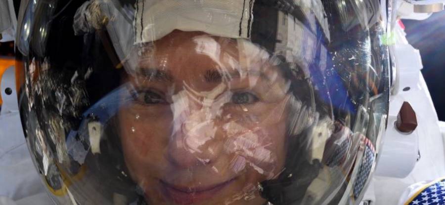 Astronauta se toma selfie con la Tierra reflejada en su visor
