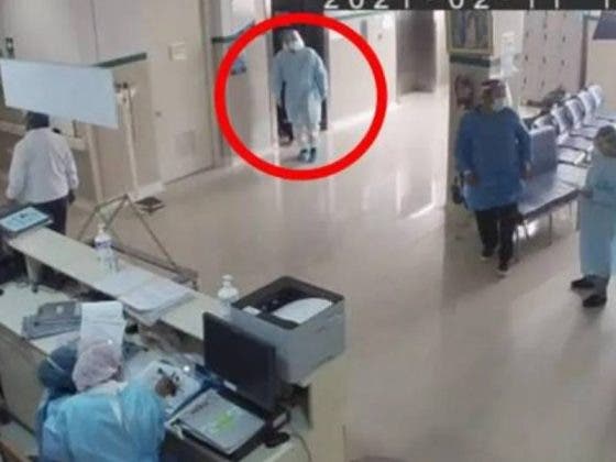 Policía se disfraza de doctor para despedirse de su padre con Covid-19