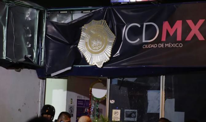 Atacan con 'bomba molotov' estación de Policía de CDMX