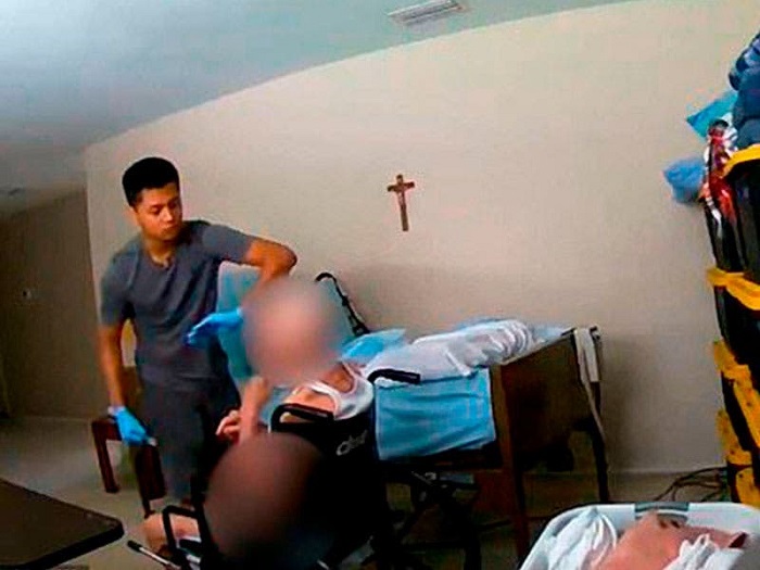 (VIDEO) Joven maltrata a abuelito mientras lo "cuidaba"