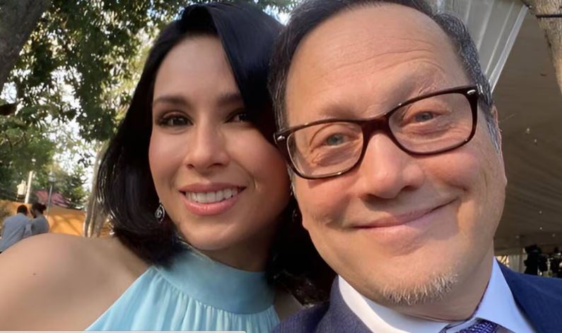 Rob Schneider disfruta del concierto de Luis Miguel acompañado de su esposa