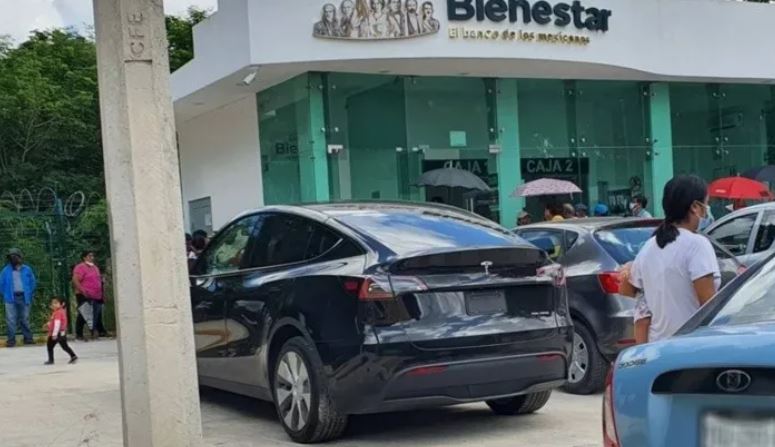 Polémica en Mérida: Va a cobrar su pensión al Banco del Bienestar en un Tesla