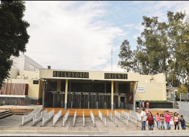 Mueren al menos tres personas durante incendio en Reclusorio Oriente de CDMX