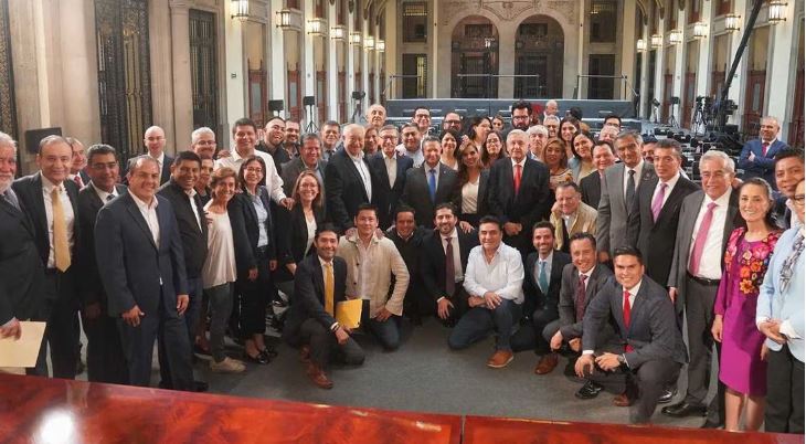 AMLO pide a gobernadores de Morena que sigan con entrega de programas sociales