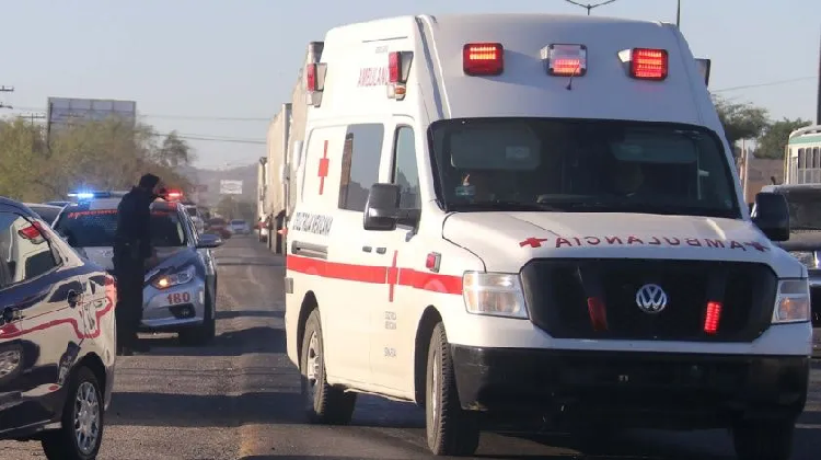 Muere motociclista al chocar contra camellón en Sonora