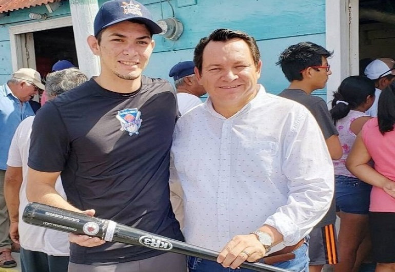“Huacho” Díaz presume en sus redes  la entrega de un bate de béisbol