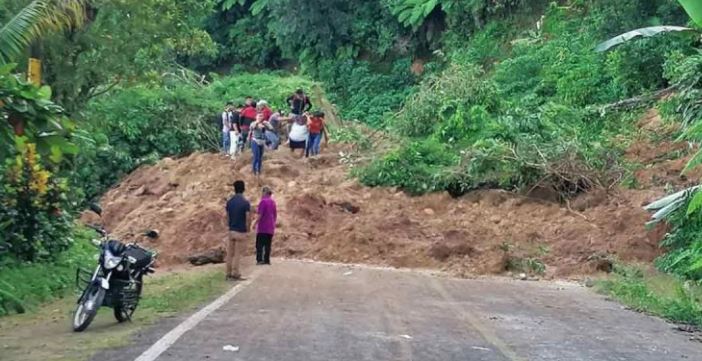 Rescatan a familia enterrada por el lodo en Chiapas