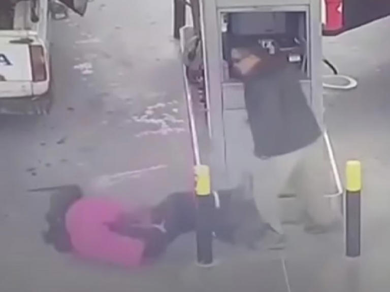 (VÍDEO) Noquea a empleado de gasolinera por que tardó en atenderlo