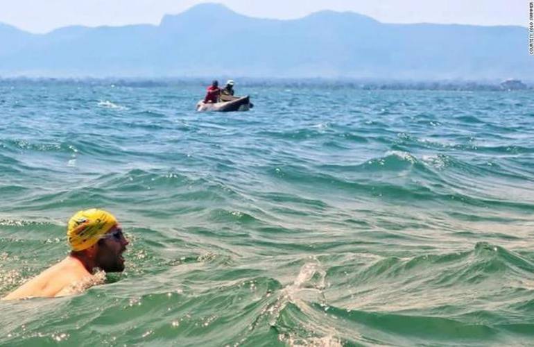 Rompe dos record Guinness al nadar 54 días en lago con cocodrilos