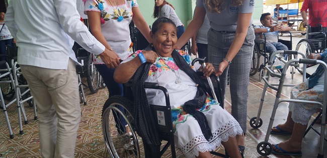 Entregan cerca de 1,000 apoyos a la población más vulnerable de Yucatán