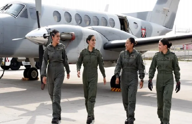 La primera tripulación aérea de la Marina integrada solo por mujeres