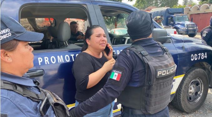 Policías de Morelos agreden a reportera de 'La Jornada' que fotografiaba operativo