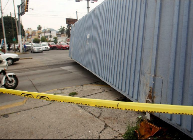 Volcadura de tráiler en carretera Lechería-Texcoco deja una persona muerta