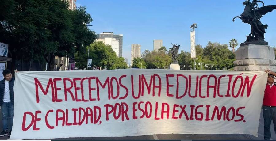 Protestan en el Zócalo contra nuevo plan de estudios y libros de texto