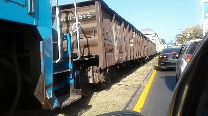 Mérida: Camión intenta ganar el paso a tren y es arrastrado