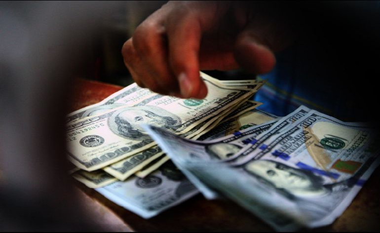 Dólar abre en 19.58 pesos a la venta en bancos