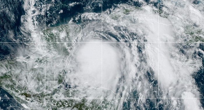 "Zeta" ya es huracán categoría 1 y se enfila a la Península de Yucatán