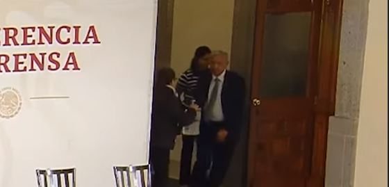 Se viraliza video que muestra que AMLO no se quiso ponerse gel antibacterial