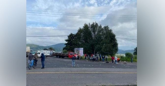 Michoacán: Comunidad indígena bloquea carretera por desaparición de comunero