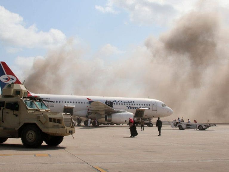 Atentado terrorista en aeropuerto de Yemen deja 26 muertos