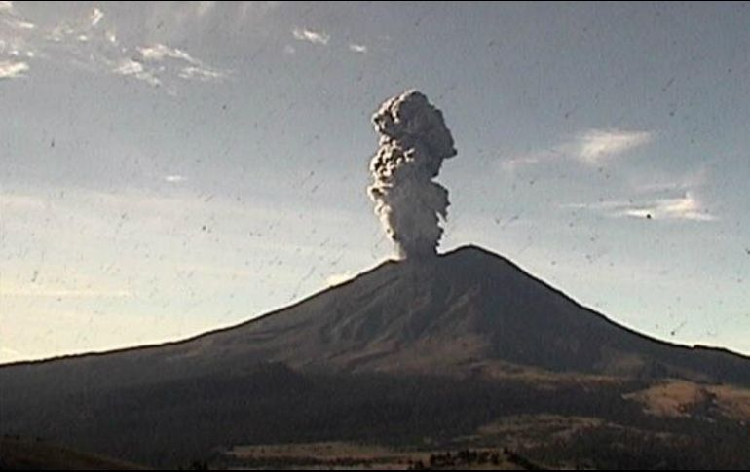 El Popocatépetl registra explosión y deja estela de más de 2 km de altura