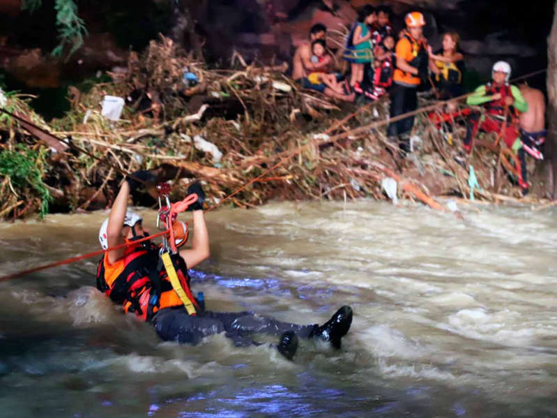 Rescatan 6 menores atrapados por corriente del río La Silla, en Nuevo León