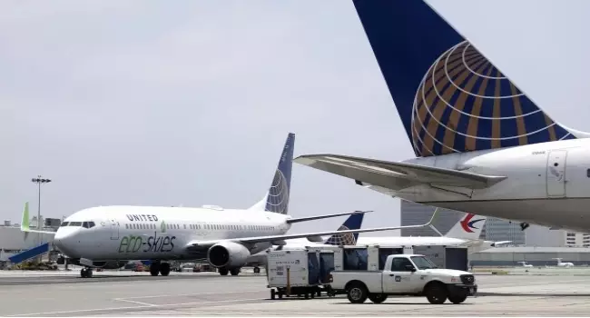 Quería ir al baño y abre por error una puerta de salida del avión