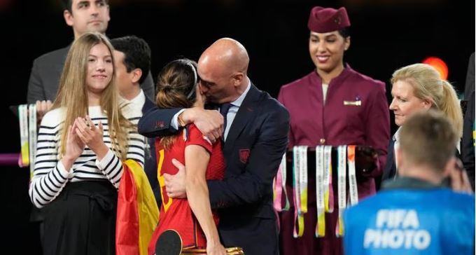 FIFA suspende a Luis Rubiales por beso no consentido a Jenni Hermoso