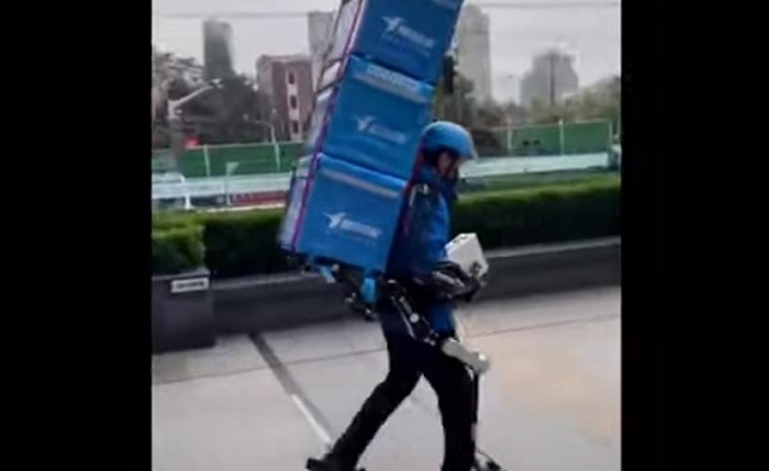 Repartidores usan exoesqueletos para triplicar entregas de comida