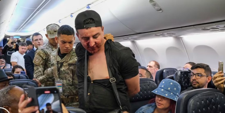 Pasajero intenta abrir puerta de avión en pleno vuelo y es sometido; iban a Cancún