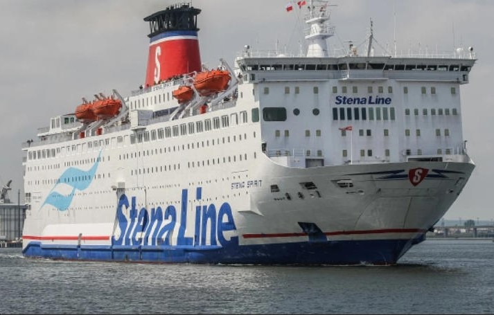 Niño cae de un ferry al océano y su madre salta detrás de él; ambos mueren