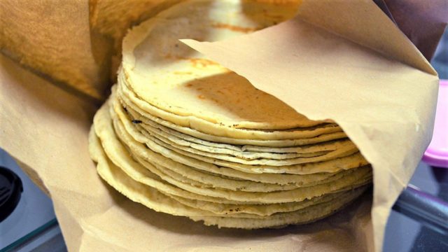 Aumento al salario mínimo permite comprar 2 kilos más de tortillas: AMLO