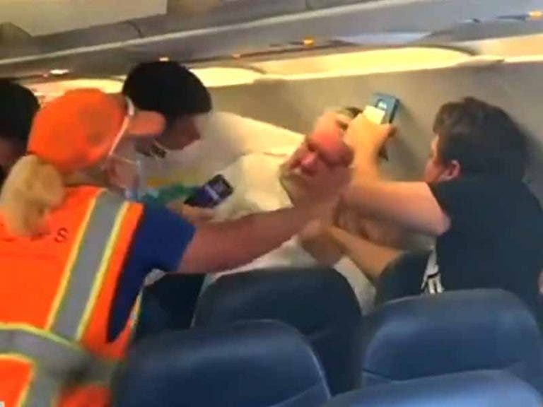 Expulsan a hombre que se negó a usar cubrebocas en un avión