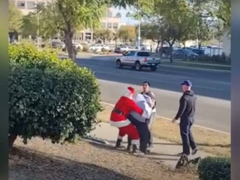 (VIDEO) "Santa Claus" y su "duende" detienen a ladrones de autos