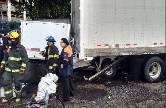 Mueren 2 prensados en choque contra tráiler en Guadalajara