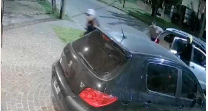 Por segundos, familia se salva que ladrones armados ingresen a su casa