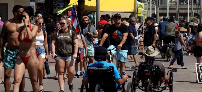 Cientos de miles llenaron las playas y parques de EE.UU…. ¿Rebrote?