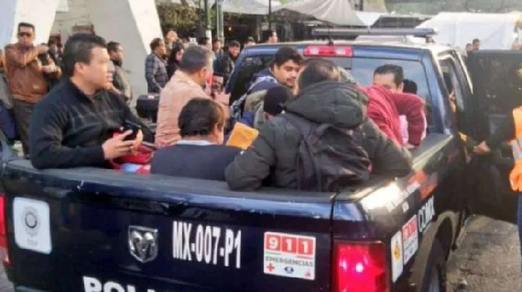 CDMX: Patrullas dan "aventones" a usuarios afectados por accidente en Metro