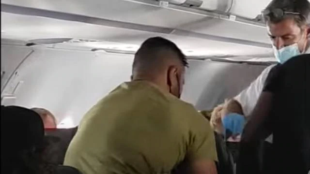 Atan con cinta adhesiva a pasajero de 13 años de American Airlines, por este motivo