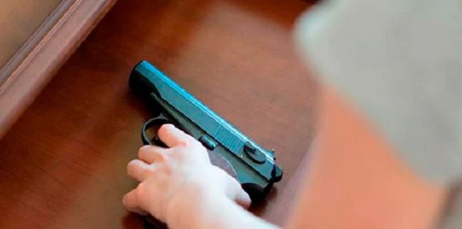 Menor de 3 años encuentra pistola e inocentemente dispara a su madre