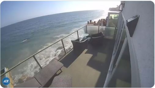 Colapsa balcón con al menos 15 personas en playa Malibú, California