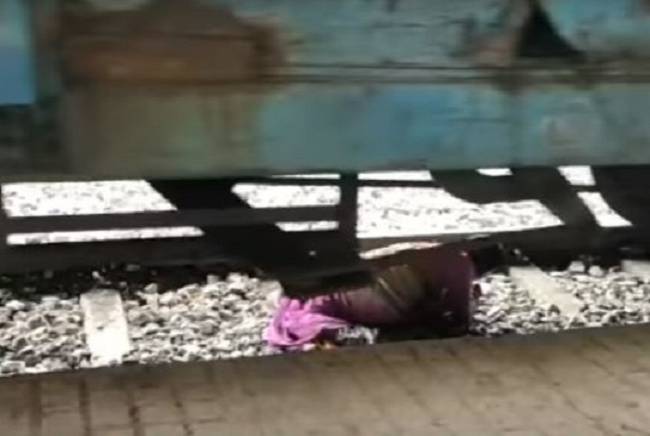 VIDEO: Abuela cruzaba una vía y se salva de milagro al agacharse bajo el tren