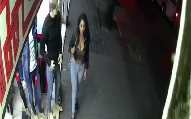 (VÍDEO) Así de fácil roban celular a una joven; se lo sacan de “las pompis”