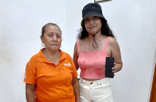 Turista agradece a intendente que le halla devuelto su celular que perdió en parador de Chichén