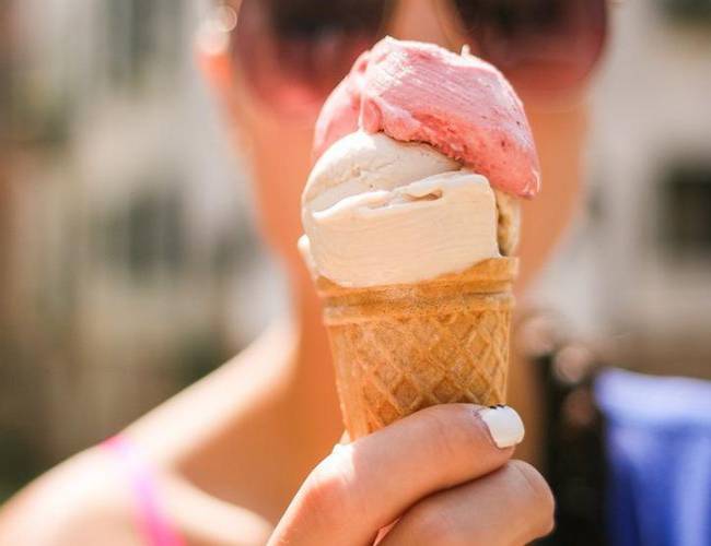 (VIDEO) Lame un helado y lo regresa al congelador de un supermercado