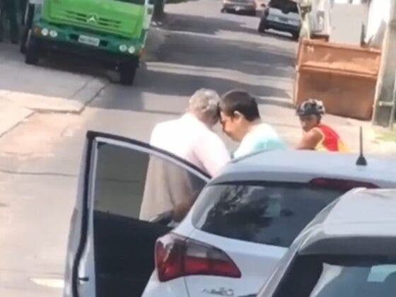 (VÍDEO) Abuelito llora por atropellar a motociclista y éste lo abraza