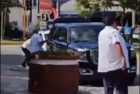 (VÍDEO) Cancún : Taxistas trogloditas atacan con piedras y palos una camioneta con turistas